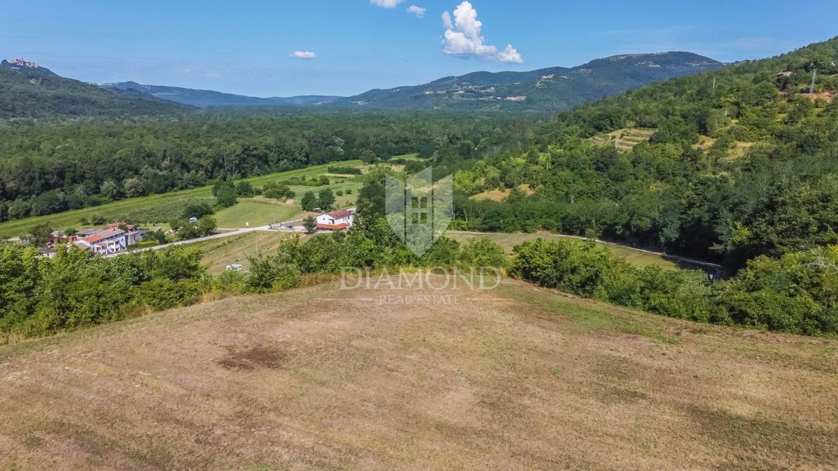Motovun, okolica, edino gradbeno zemljišče na mirni lokaciji!