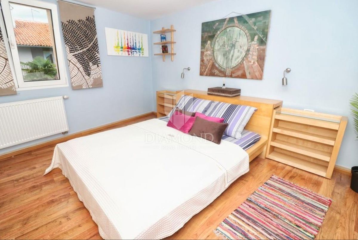 Rovinj! Apartma, balkon, parkirišče, 200 m do plaže!