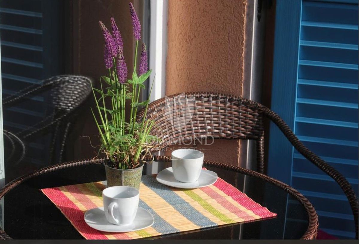 Rovinj! Apartma, balkon, parkirišče, 200 m do plaže!
