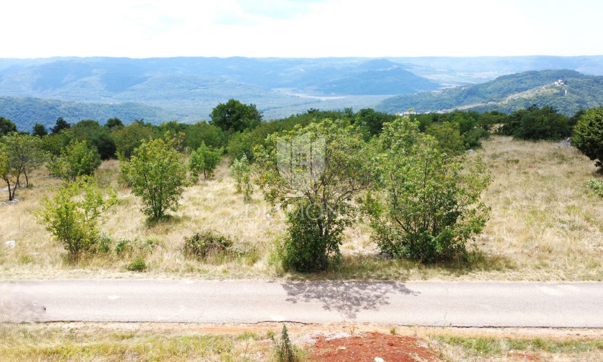 Istra, Oprtalj okolica – zemljišče 9.181 m² z razgledom
