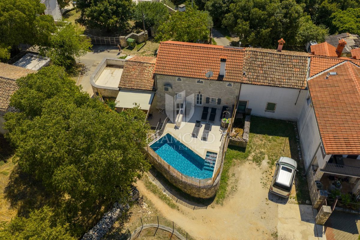 PRILOŽNOST! Istra, Avtentična kamnita hiša z bazenom