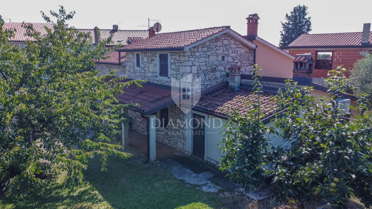 Umag, okolica, hiša z velikim vrtom!