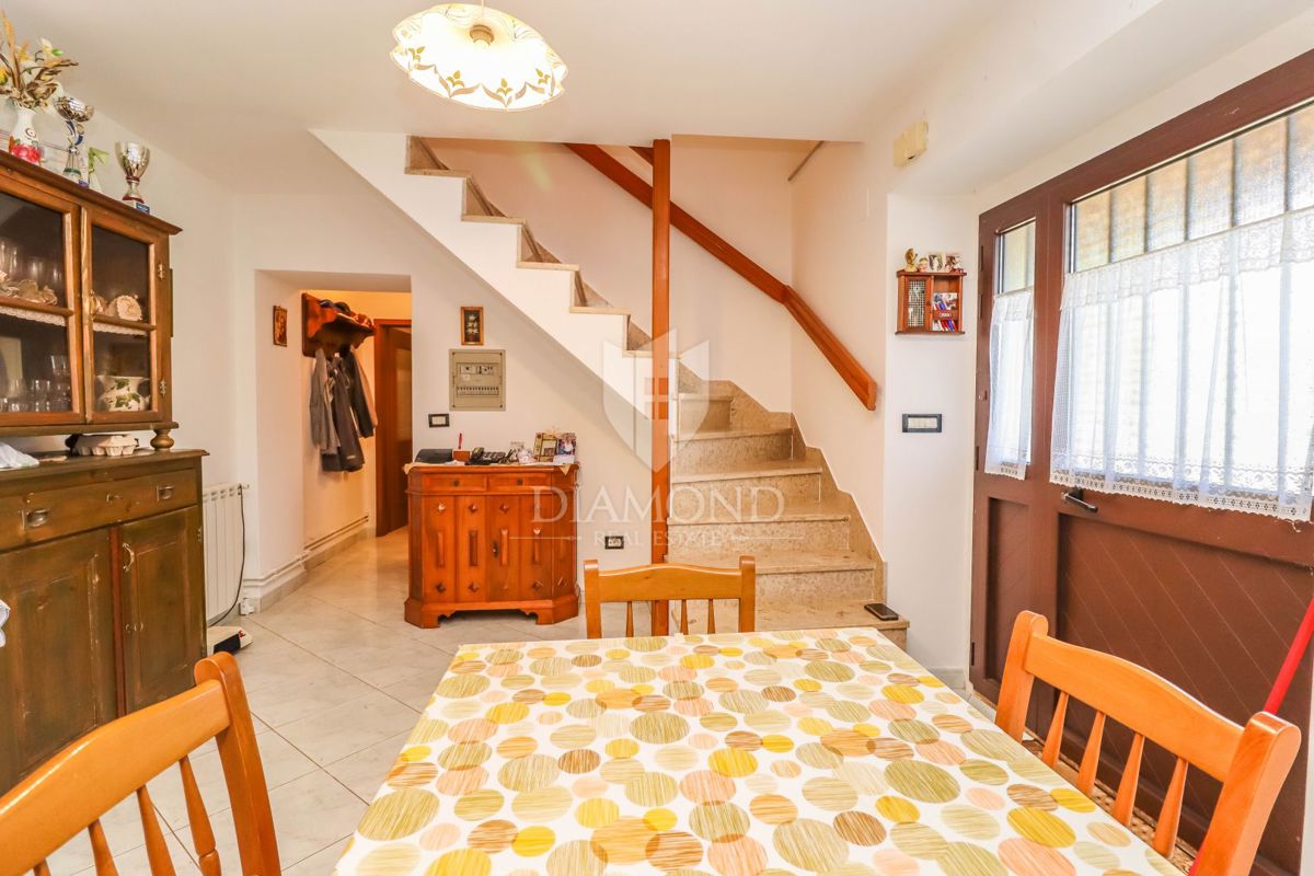 Umag, okolica, hiša z velikim vrtom!