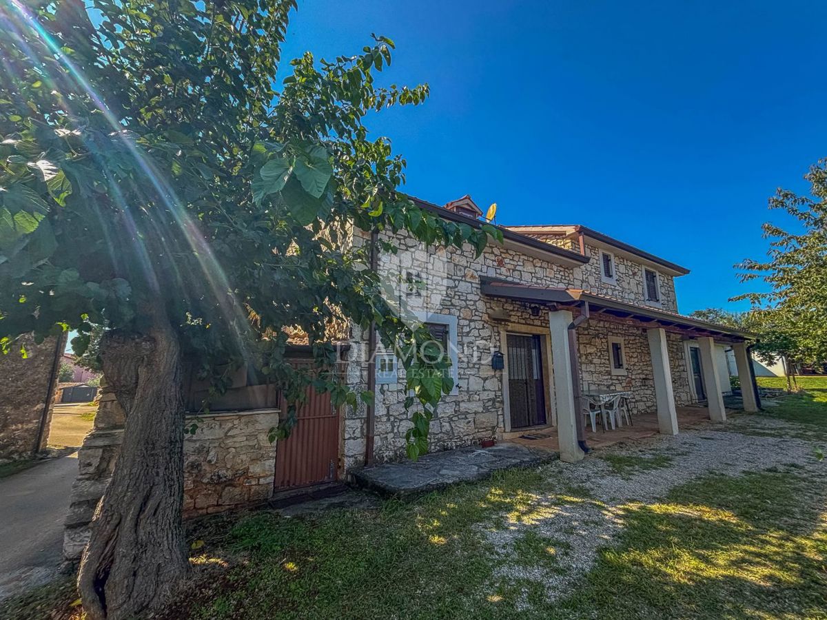 Umag, okolica, hiša z velikim vrtom!