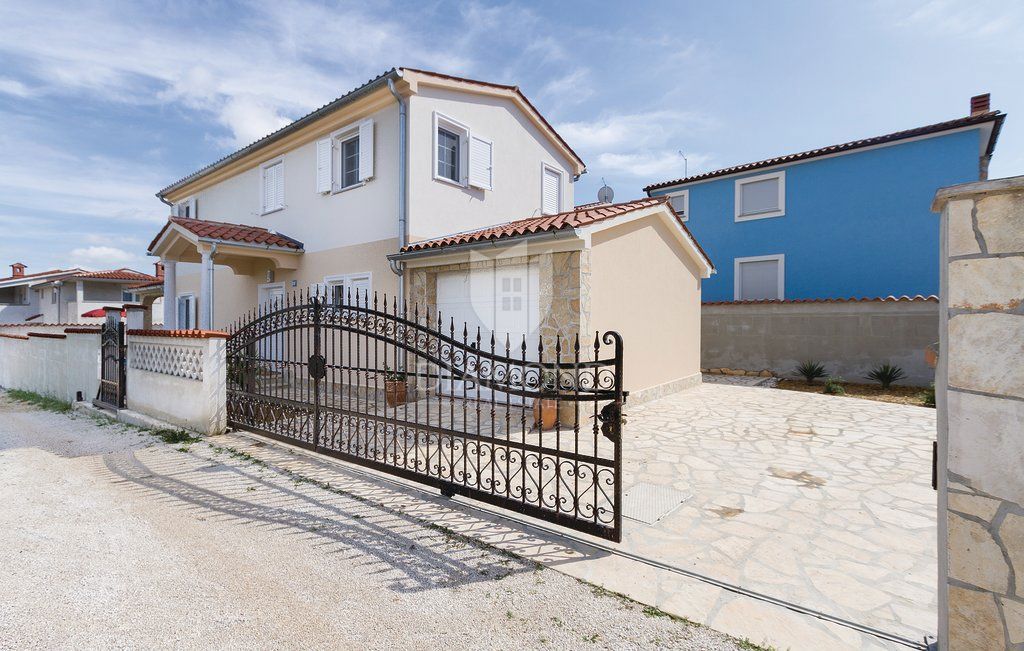 Priložnost! Počitniška hiša blizu morja, Fažana