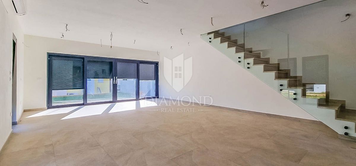 Priložnost! Atraktivna hiša dvojček blizu morja!