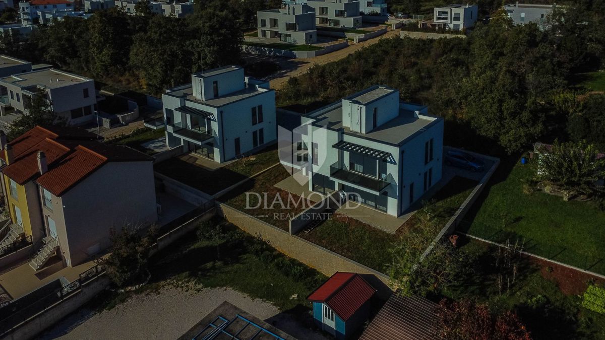 Priložnost! Atraktivna hiša dvojček blizu morja!