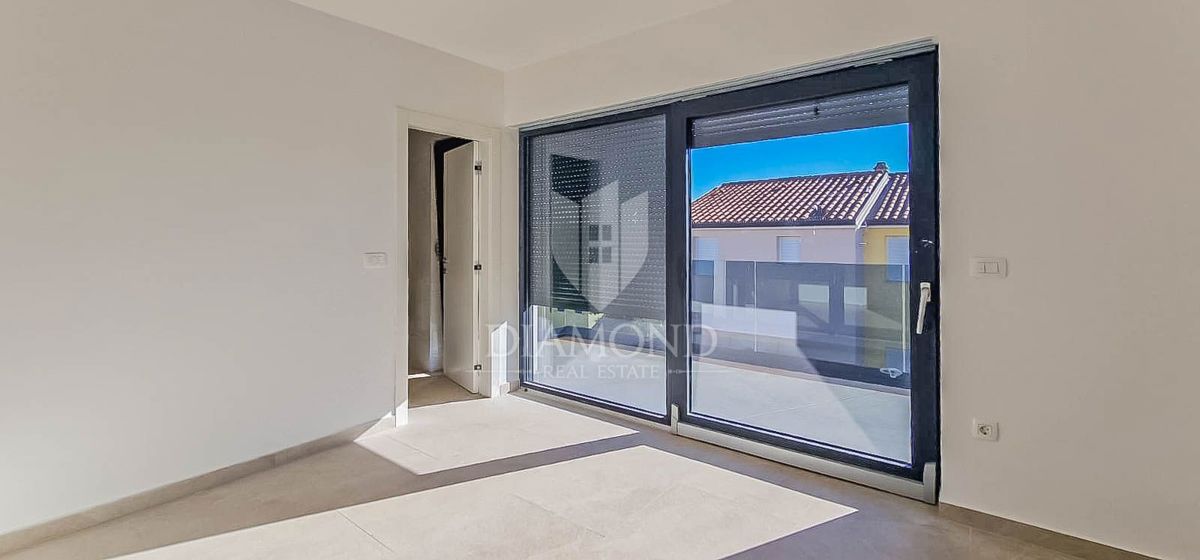 Priložnost! Atraktivna hiša dvojček blizu morja!