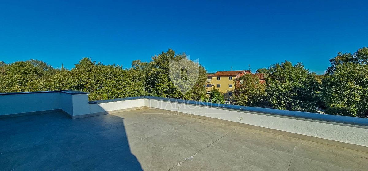 Priložnost! Atraktivna hiša dvojček blizu morja!