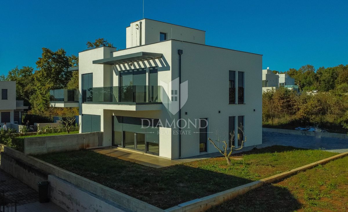 Priložnost! Atraktivna hiša dvojček blizu morja!