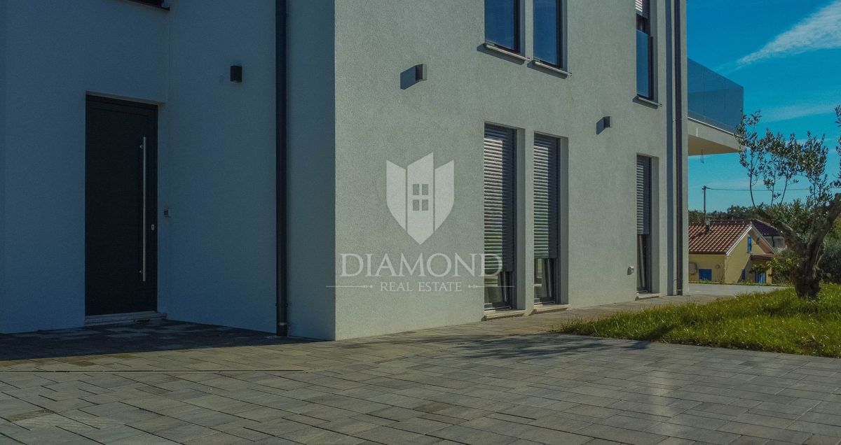 Priložnost! Atraktivna hiša dvojček blizu morja!