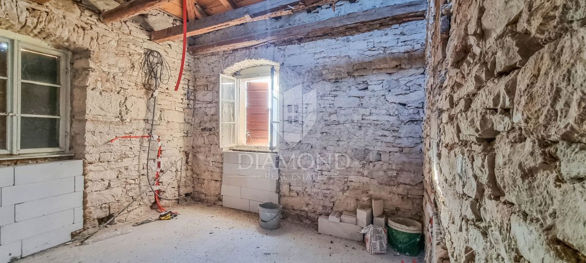 PRILOŽNOST! Bale, kamnita hiša, hlev in vrt v središču