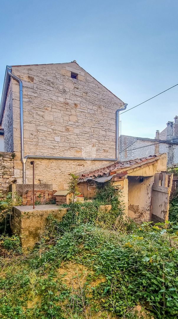 PRILOŽNOST! Bale, kamnita hiša, hlev in vrt v središču