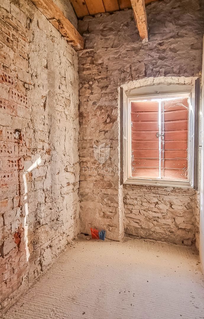 PRILOŽNOST! Bale, kamnita hiša, hlev in vrt v središču