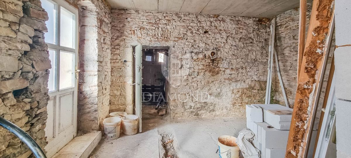 PRILOŽNOST! Bale, kamnita hiša, hlev in vrt v središču