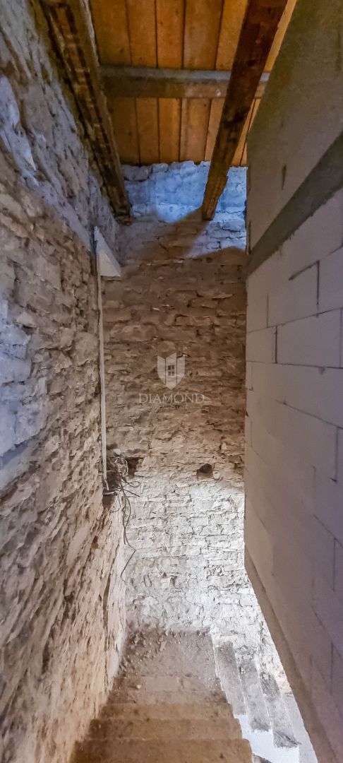 PRILOŽNOST! Bale, kamnita hiša, hlev in vrt v središču