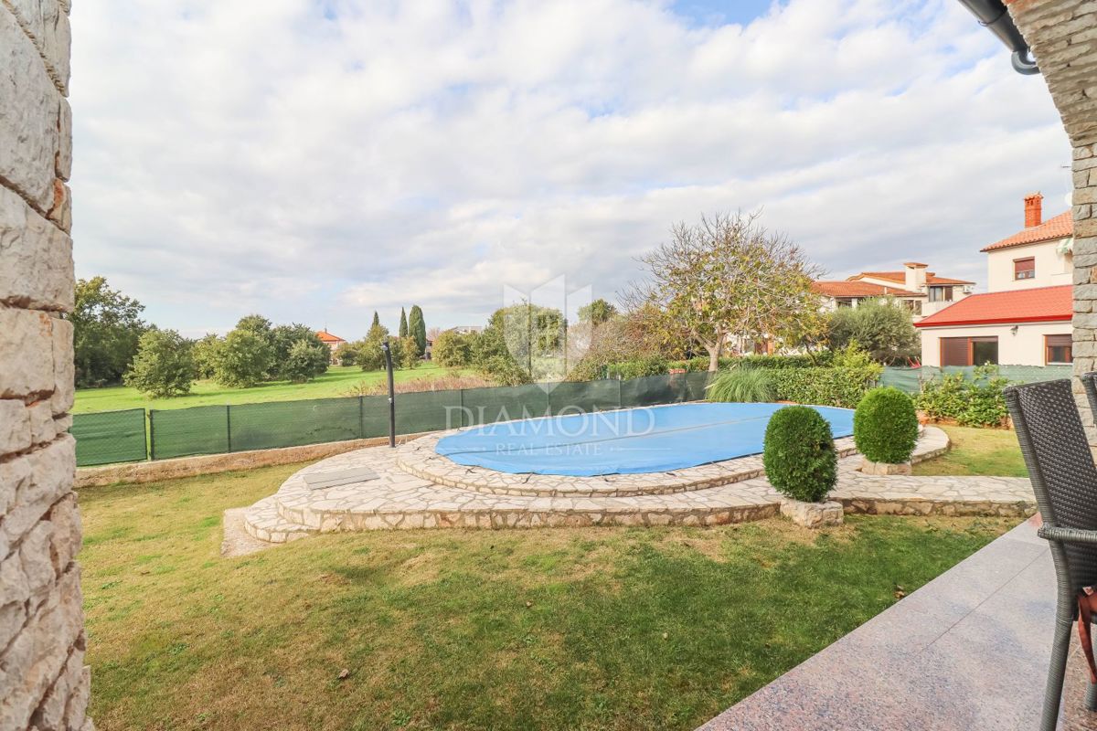 Pula, Veli Vrh, hiša z bazenom, garažo in teraso