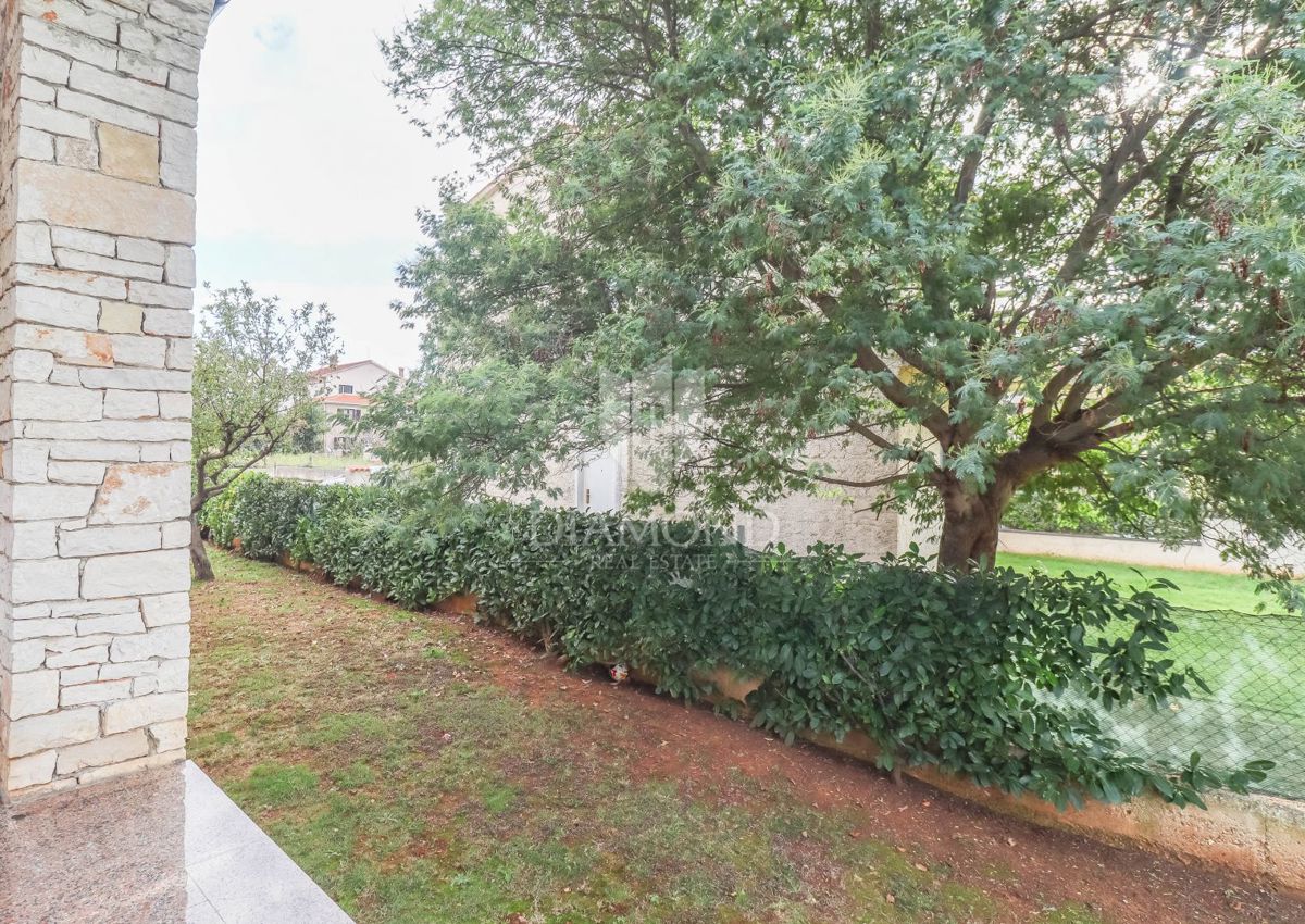 Pula, Veli Vrh, hiša z bazenom, garažo in teraso