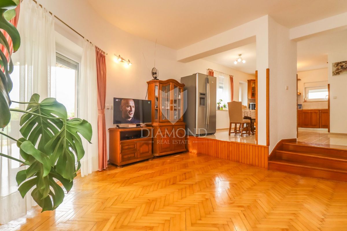 Pula, Veli Vrh, hiša z bazenom, garažo in teraso