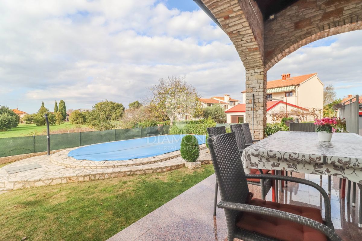 Pula, Veli Vrh, hiša z bazenom, garažo in teraso