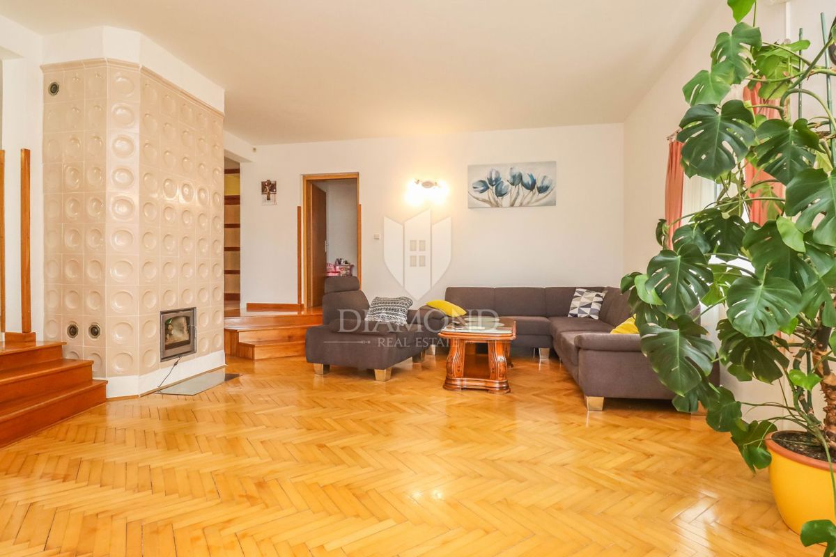 Pula, Veli Vrh, hiša z bazenom, garažo in teraso