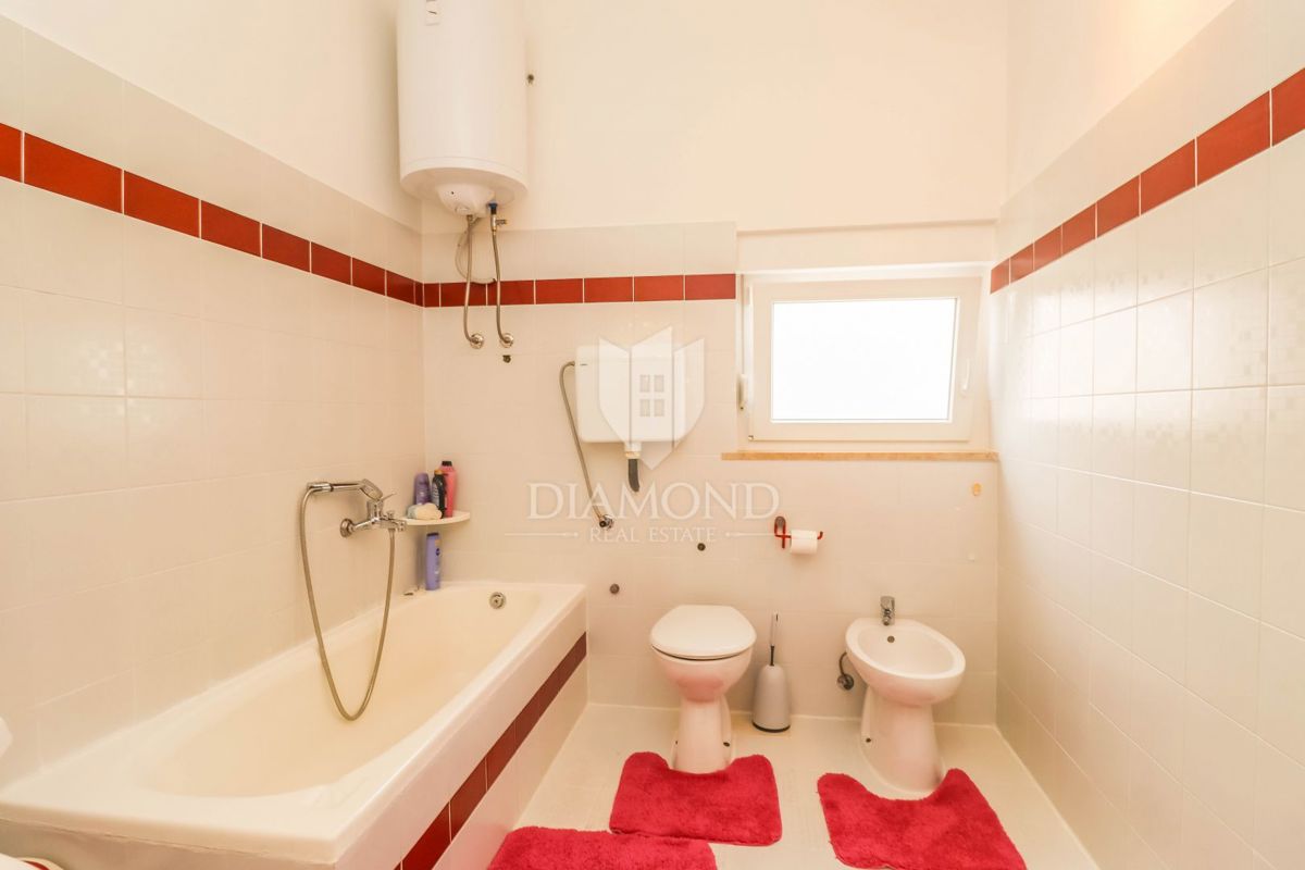 Pula, Veli Vrh, hiša z bazenom, garažo in teraso