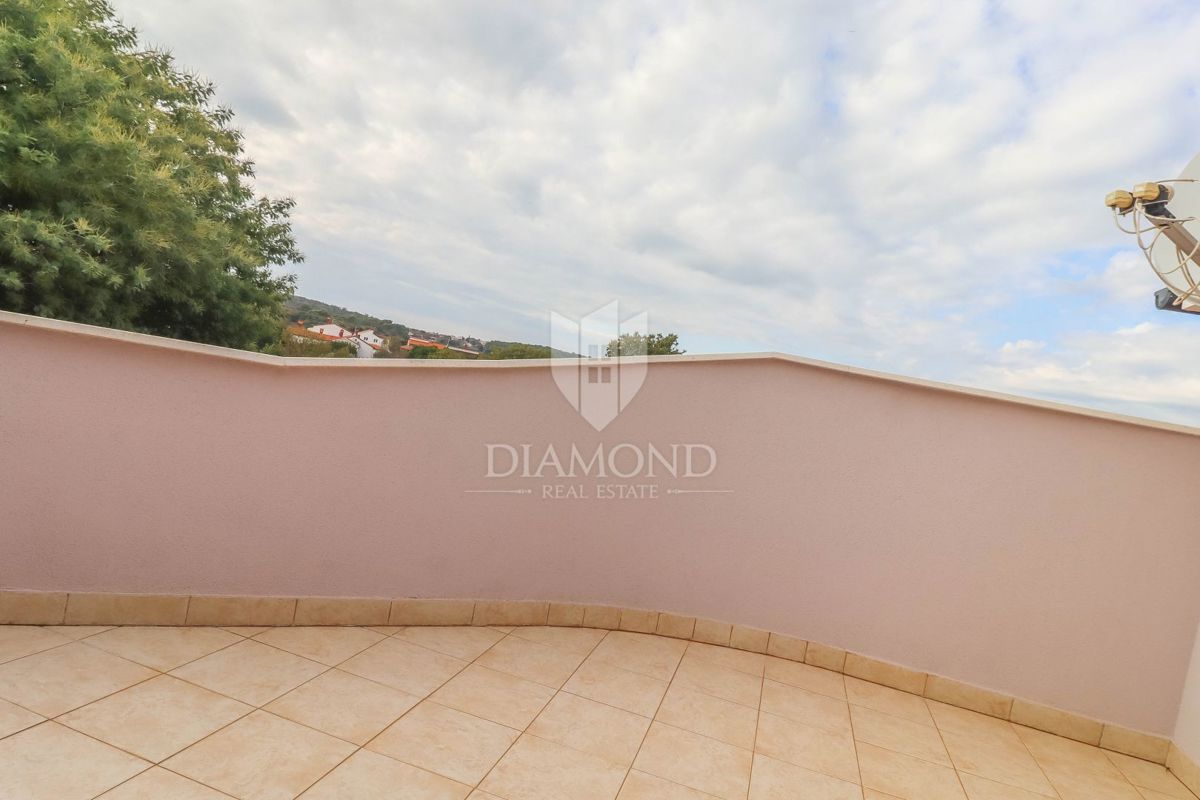 Pula, Veli Vrh, hiša z bazenom, garažo in teraso