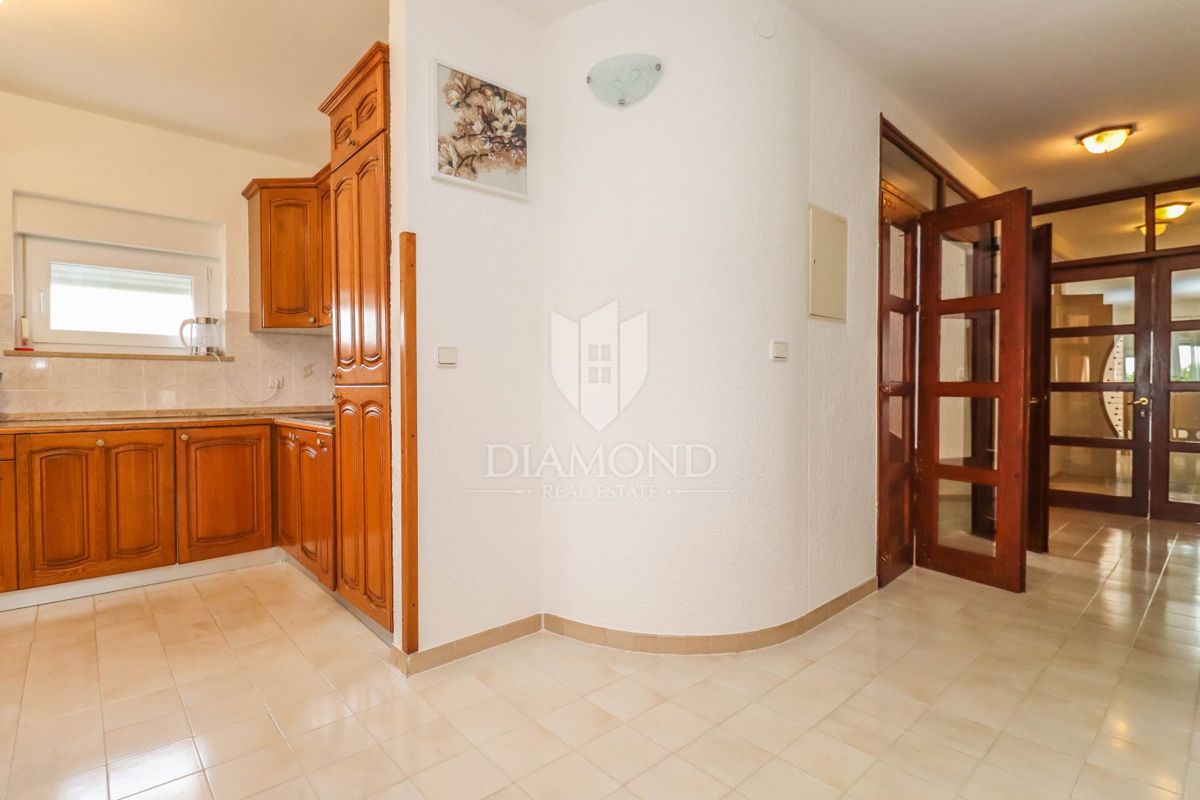 Pula, Veli Vrh, hiša z bazenom, garažo in teraso