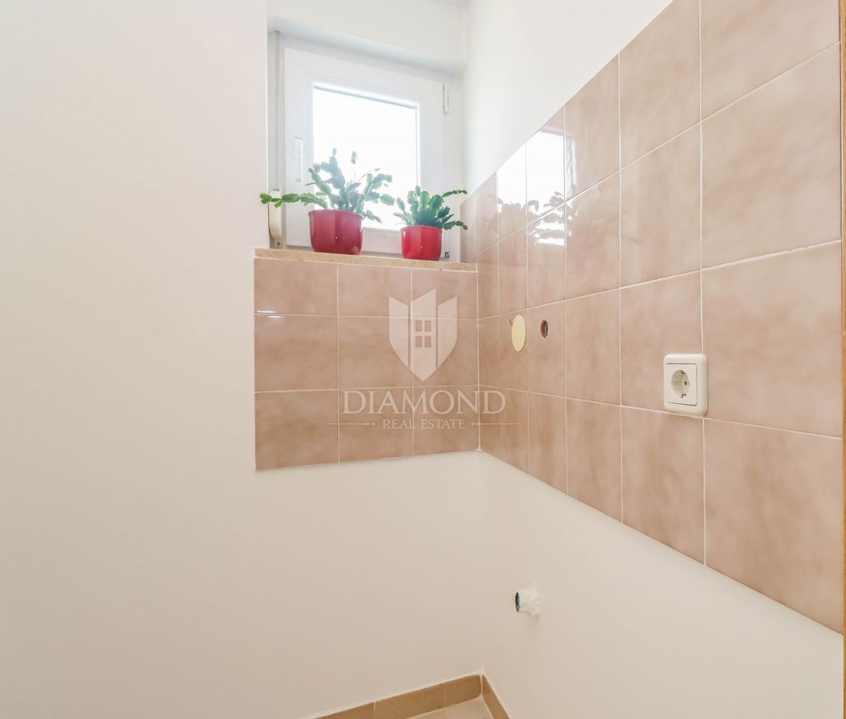 Pula, Veli Vrh, hiša z bazenom, garažo in teraso