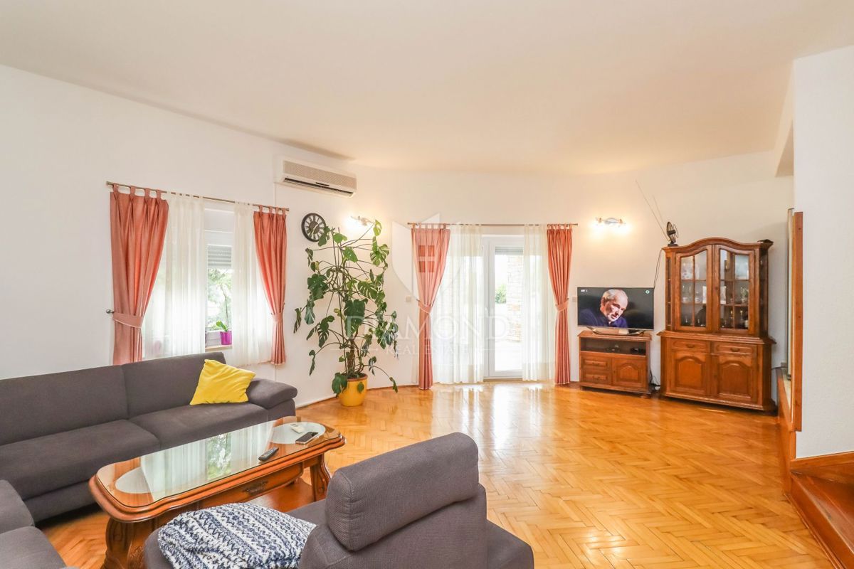 Pula, Veli Vrh, hiša z bazenom, garažo in teraso