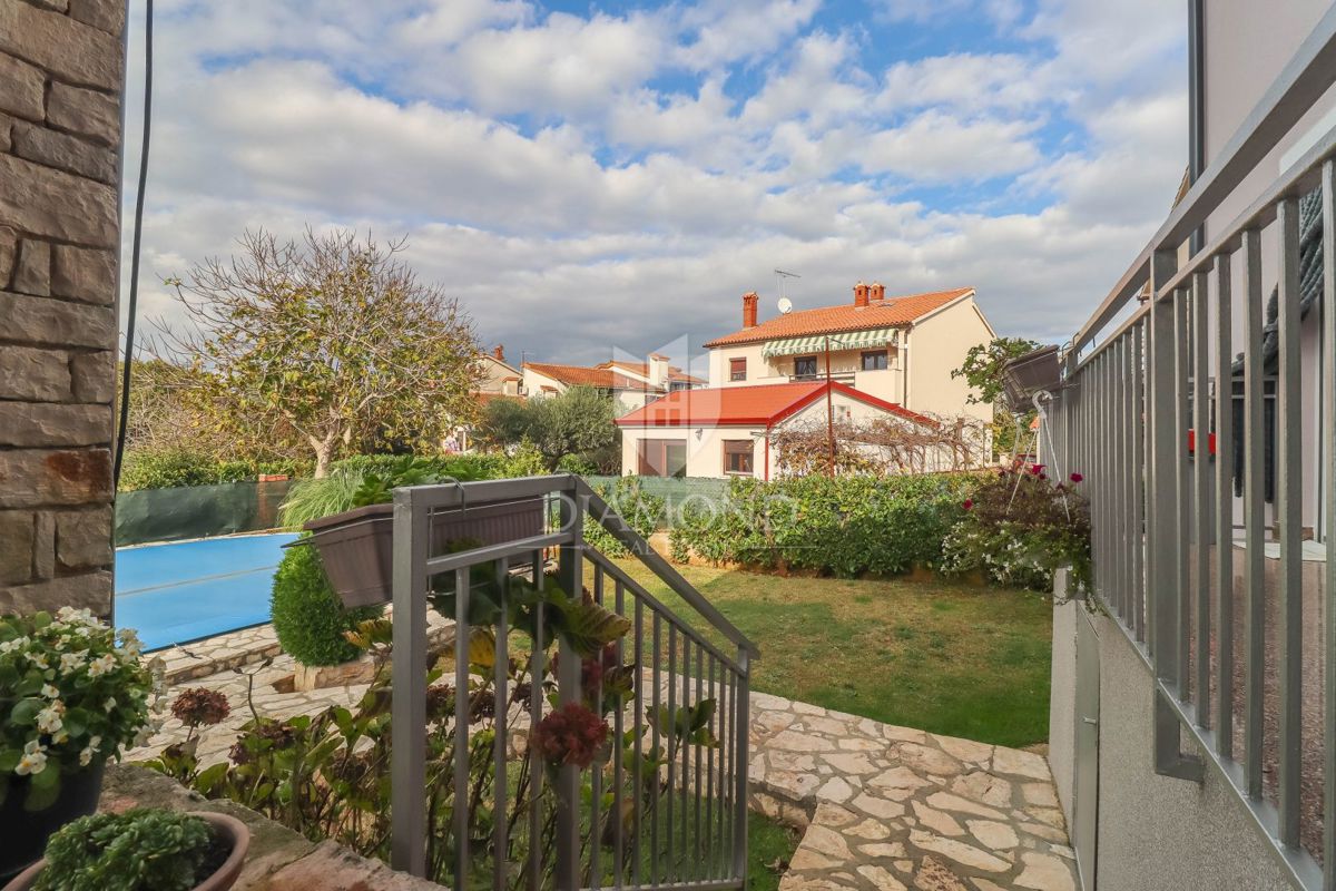 Pula, Veli Vrh, hiša z bazenom, garažo in teraso