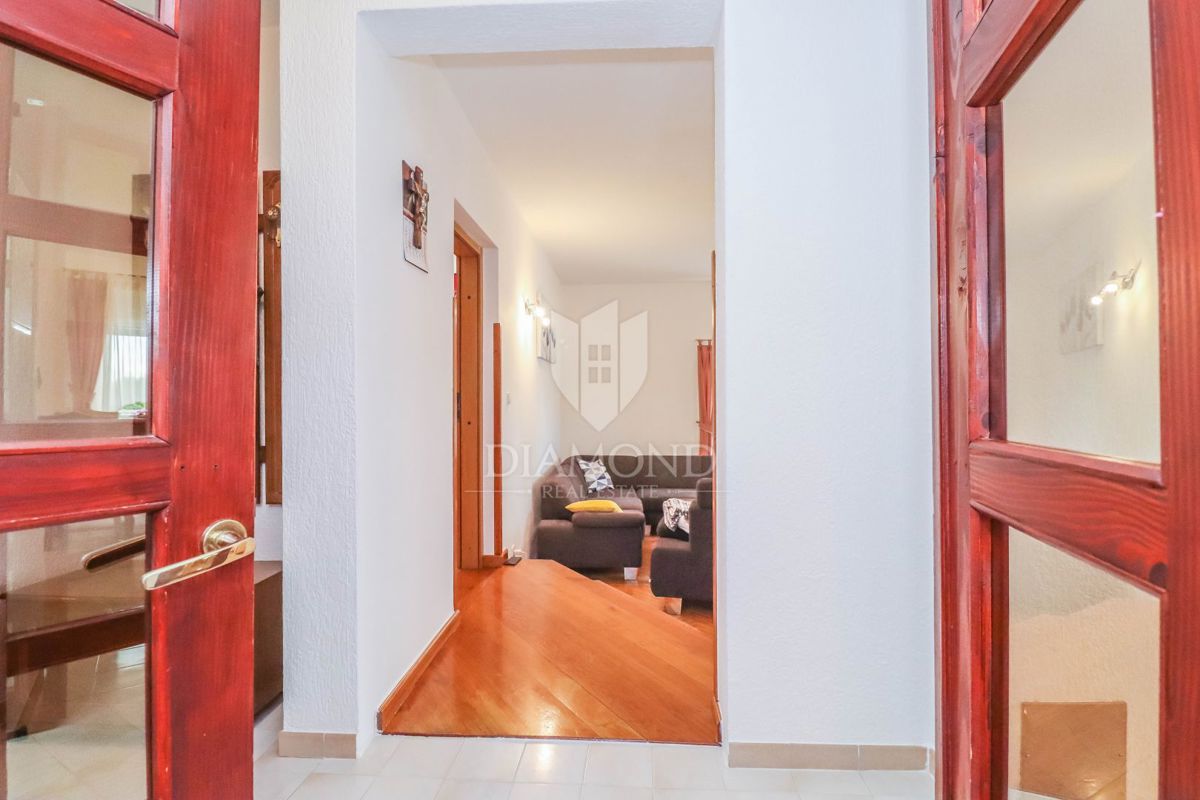 Pula, Veli Vrh, hiša z bazenom, garažo in teraso