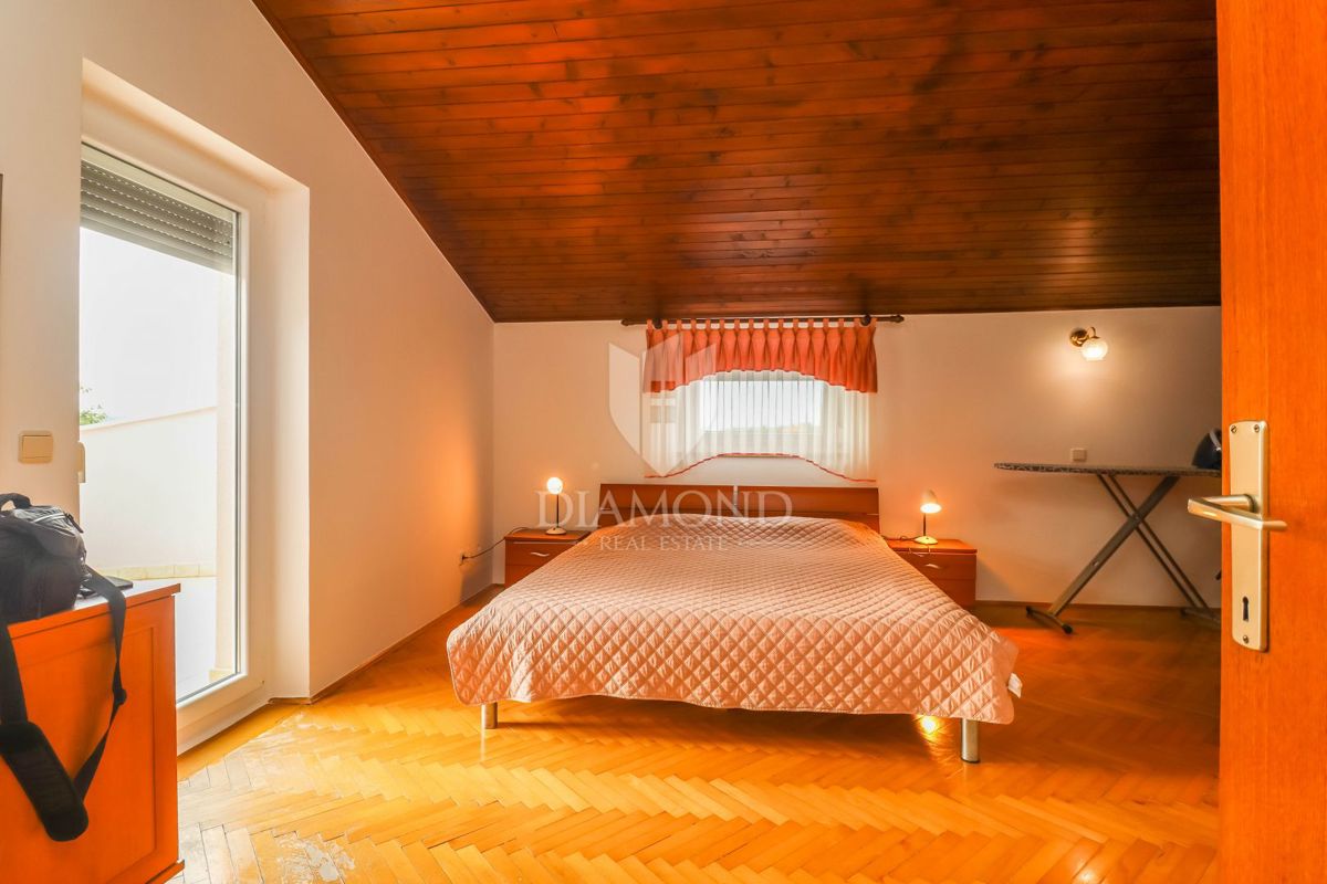 Pula, Veli Vrh, hiša z bazenom, garažo in teraso