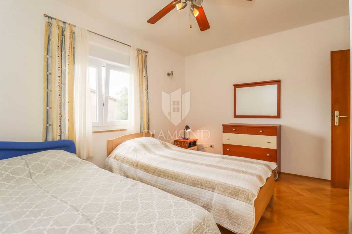 Pula, Veli Vrh, hiša z bazenom, garažo in teraso