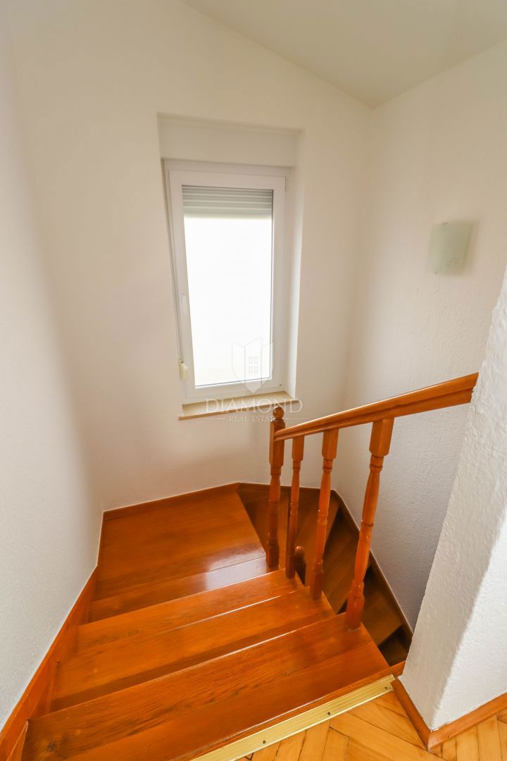 Pula, Veli Vrh, hiša z bazenom, garažo in teraso