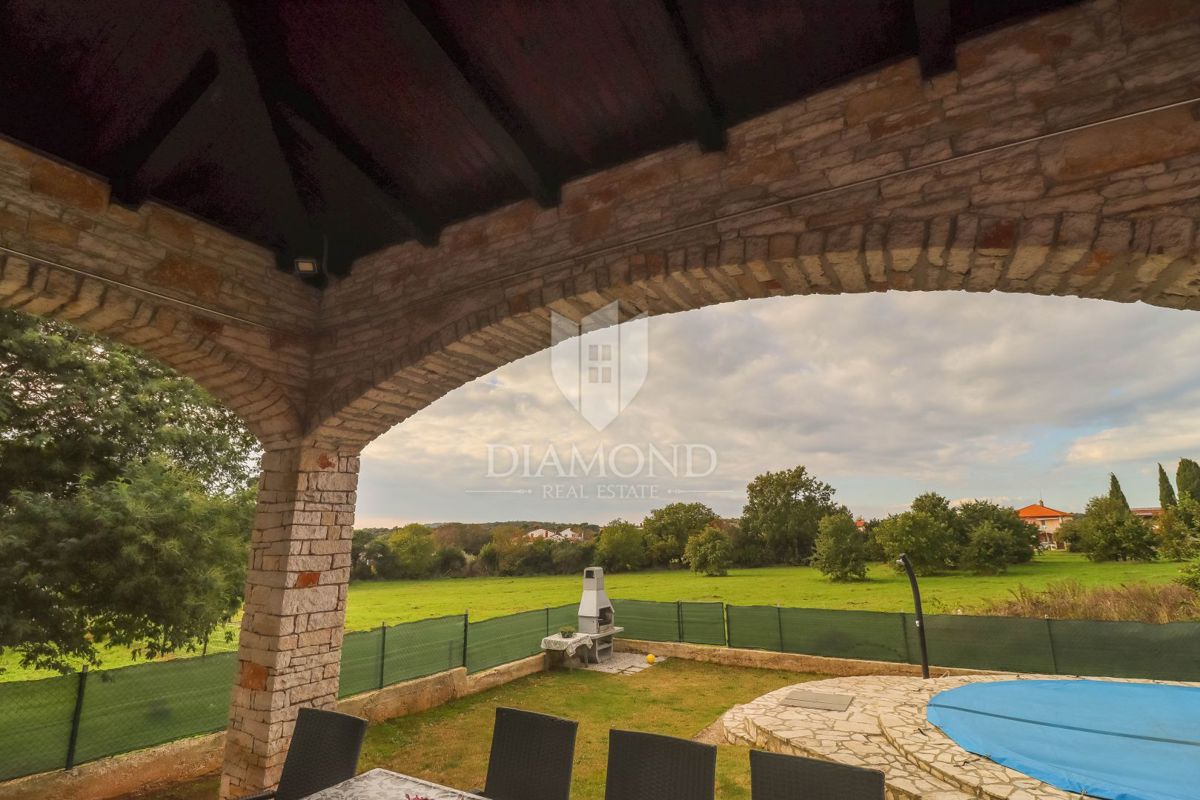 Pula, Veli Vrh, hiša z bazenom, garažo in teraso