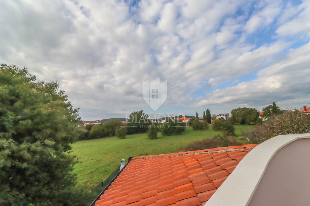 Pula, Veli Vrh, hiša z bazenom, garažo in teraso