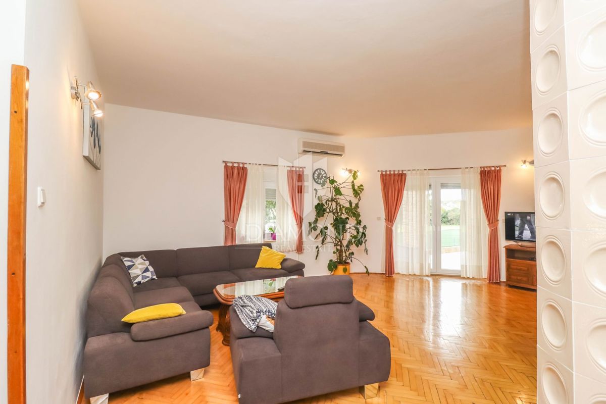 Pula, Veli Vrh, hiša z bazenom, garažo in teraso