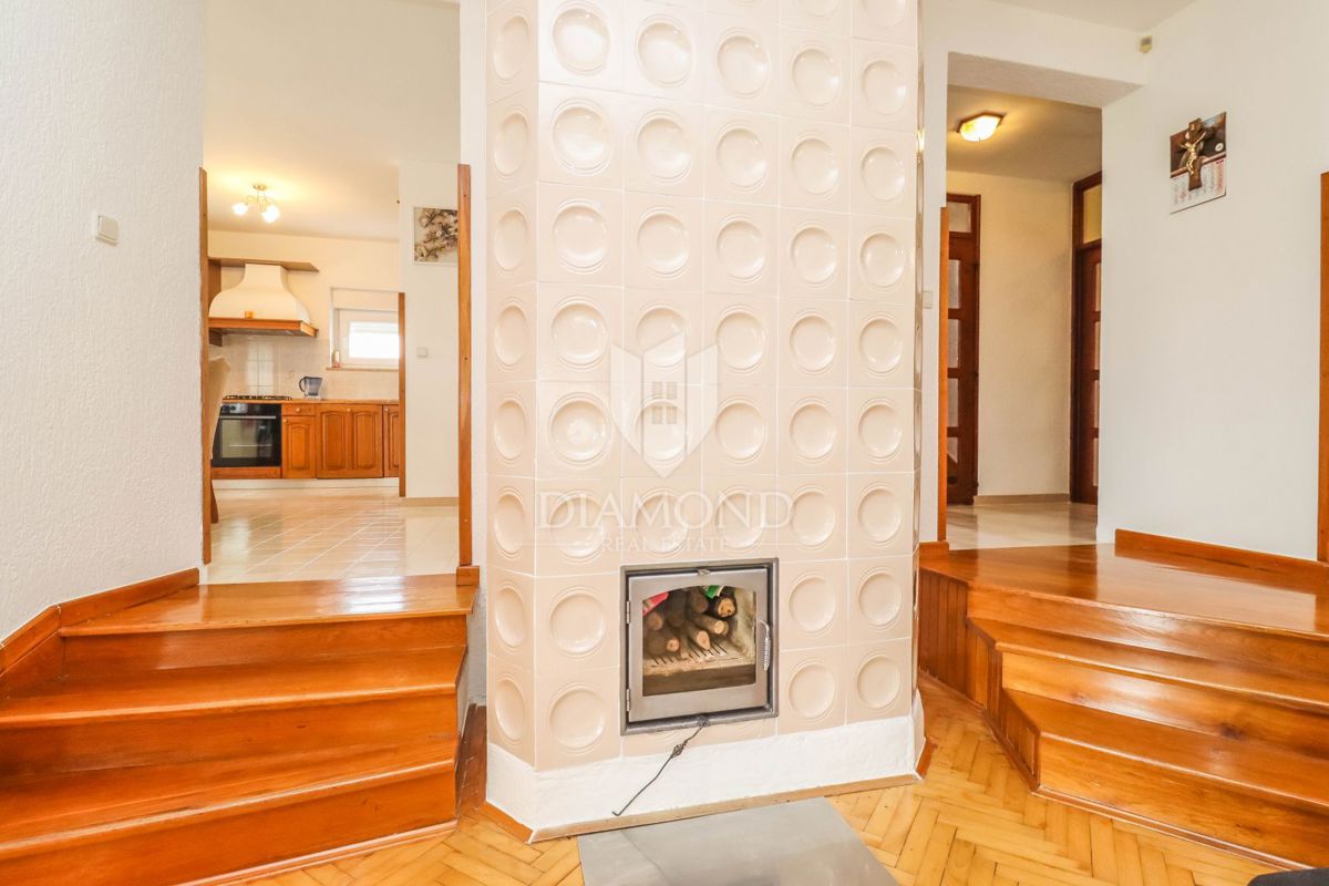 Pula, Veli Vrh, hiša z bazenom, garažo in teraso