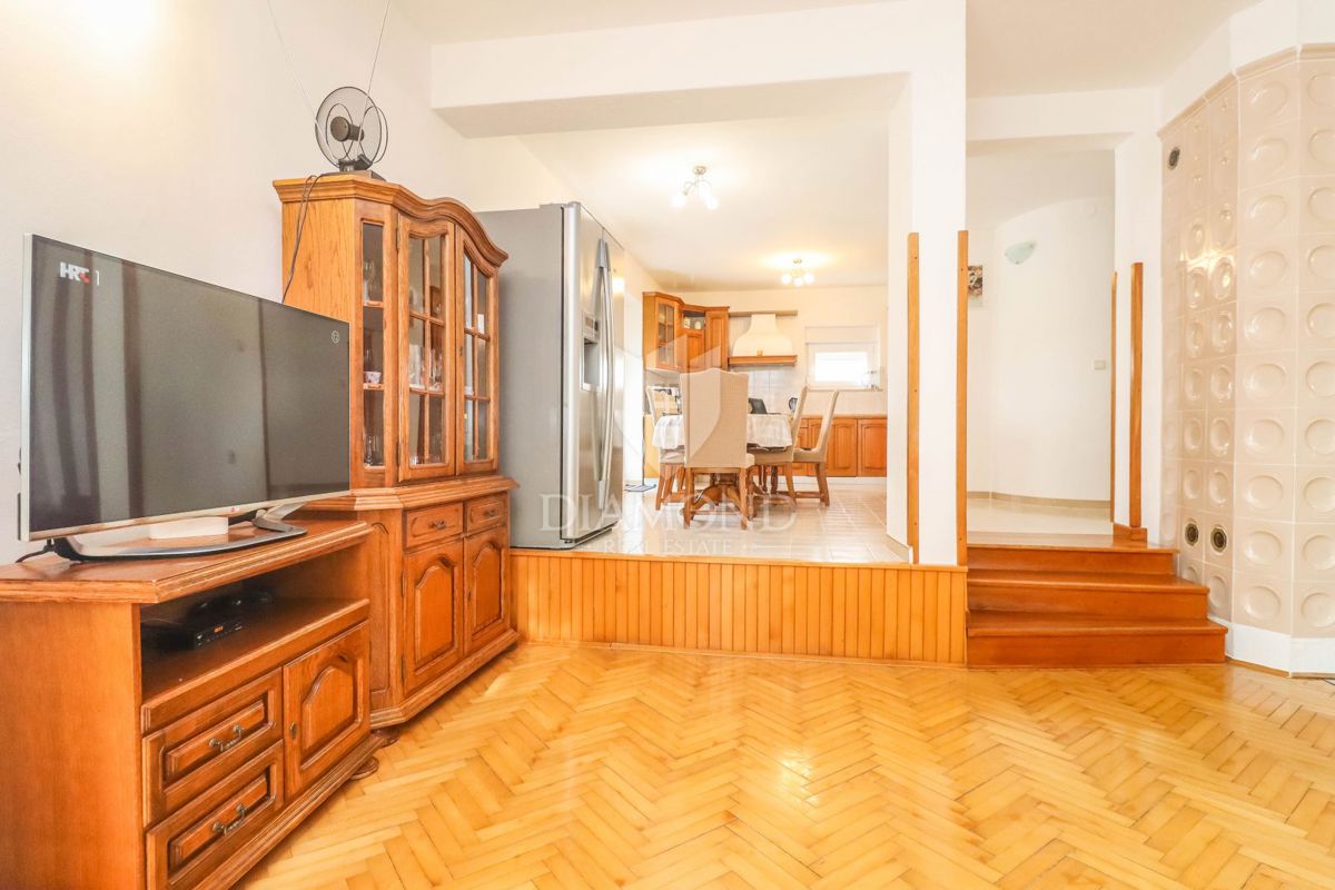 Pula, Veli Vrh, hiša z bazenom, garažo in teraso