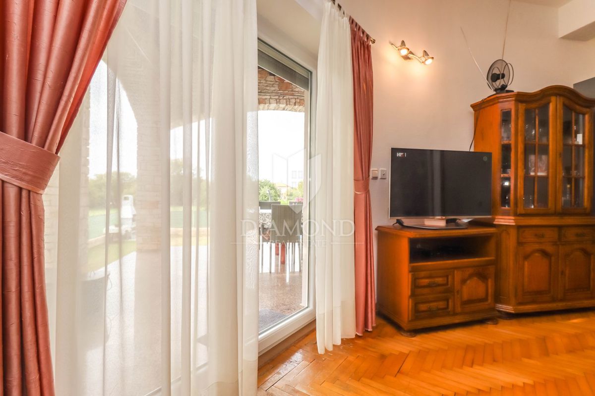 Pula, Veli Vrh, hiša z bazenom, garažo in teraso