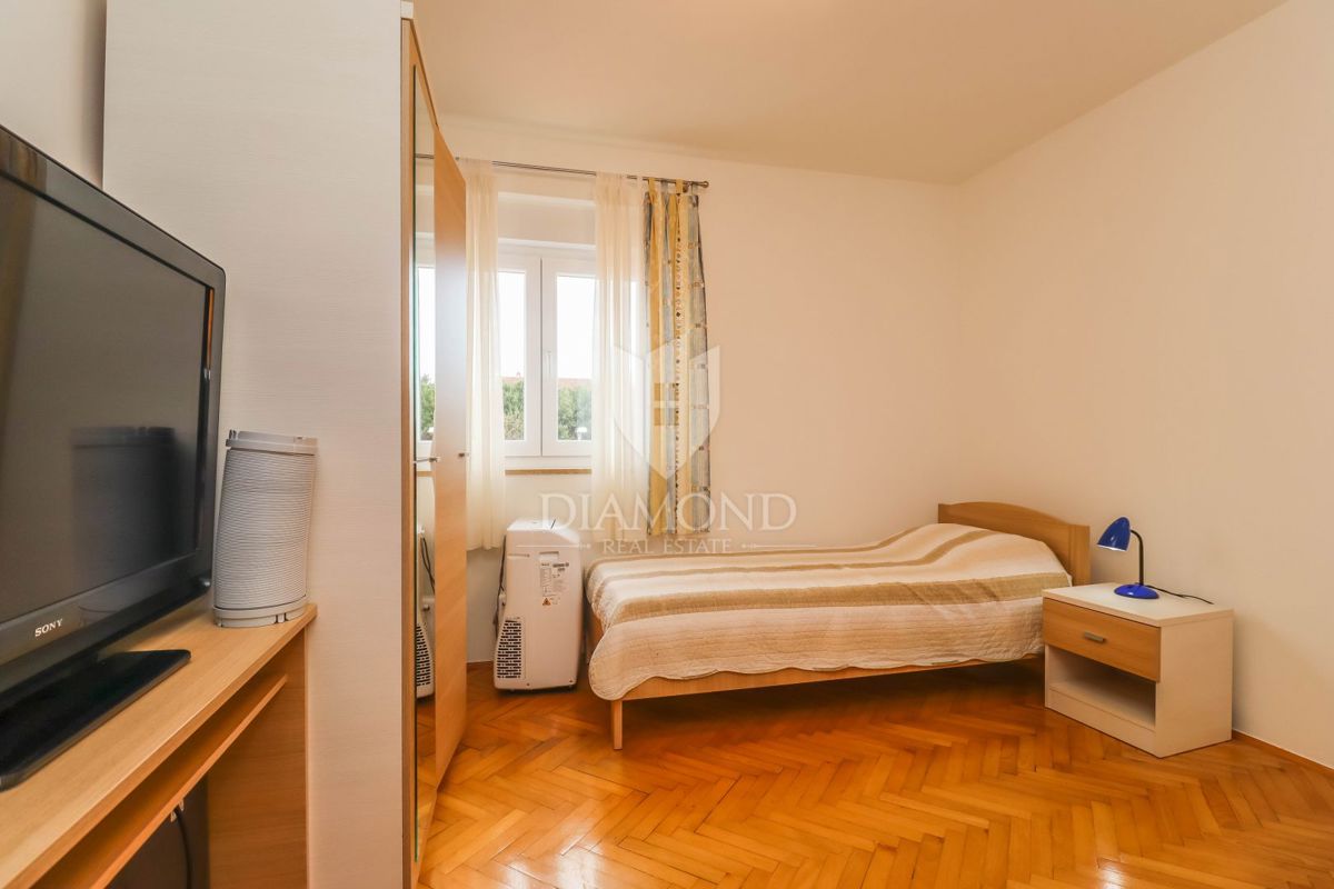 Pula, Veli Vrh, hiša z bazenom, garažo in teraso