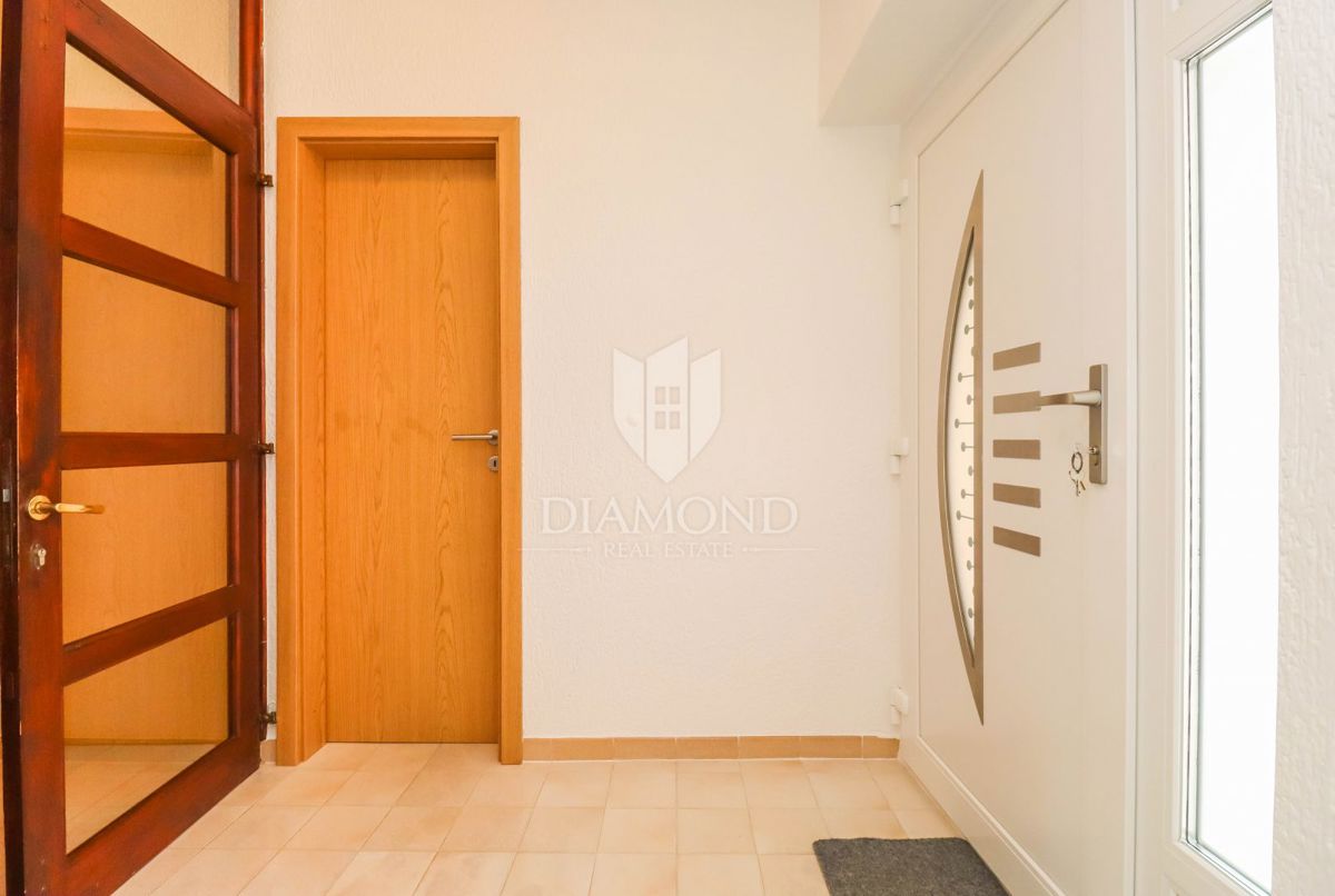 Pula, Veli Vrh, hiša z bazenom, garažo in teraso