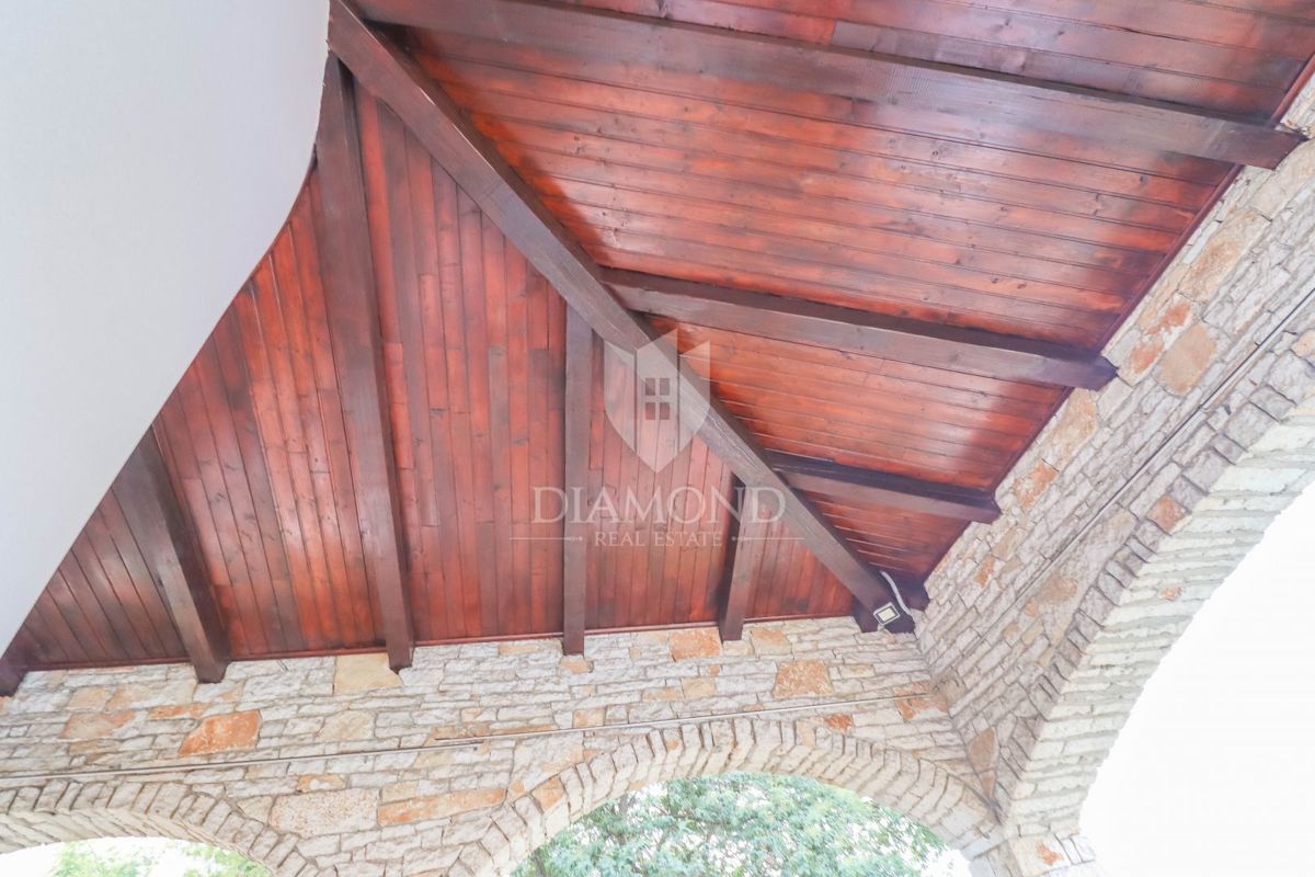 Pula, Veli Vrh, hiša z bazenom, garažo in teraso