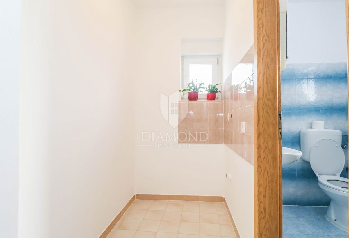 Pula, Veli Vrh, hiša z bazenom, garažo in teraso