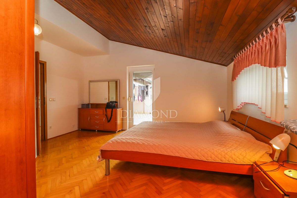 Pula, Veli Vrh, hiša z bazenom, garažo in teraso