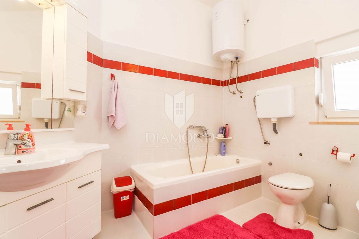 Pula, Veli Vrh, hiša z bazenom, garažo in teraso