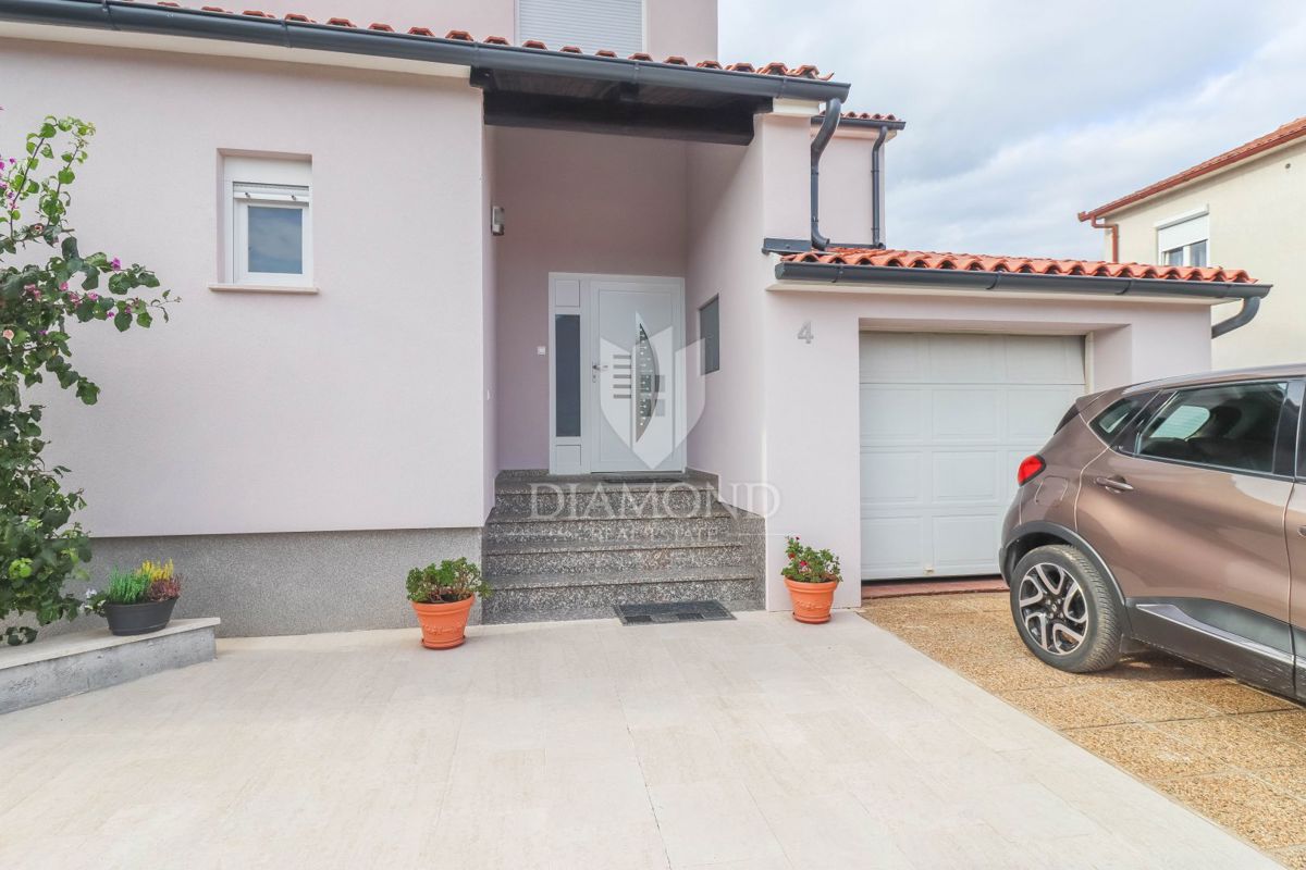 Pula, Veli Vrh, hiša z bazenom, garažo in teraso