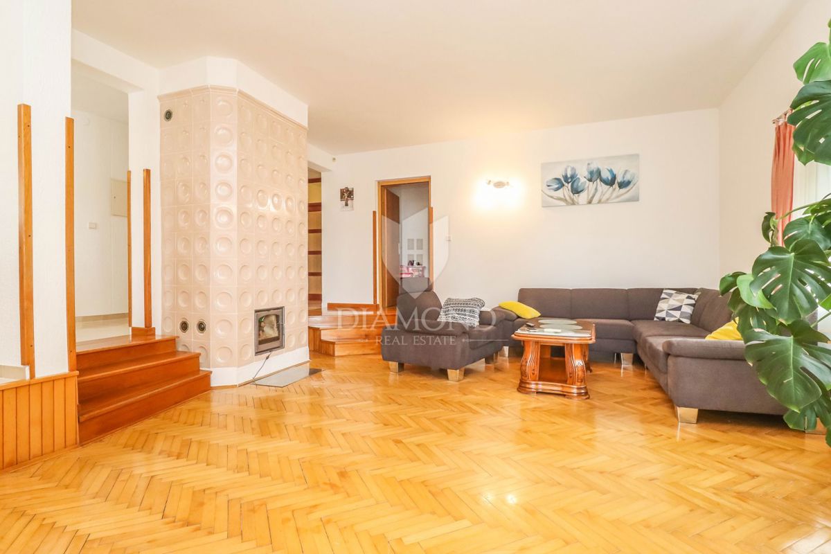 Pula, Veli Vrh, hiša z bazenom, garažo in teraso