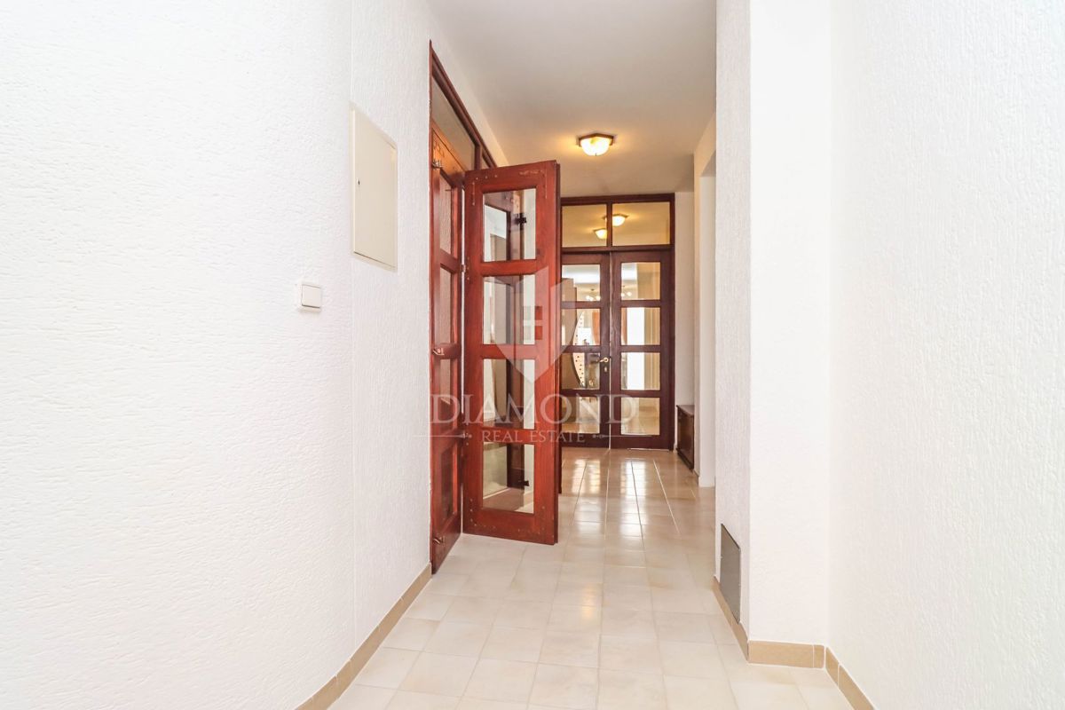 Pula, Veli Vrh, hiša z bazenom, garažo in teraso